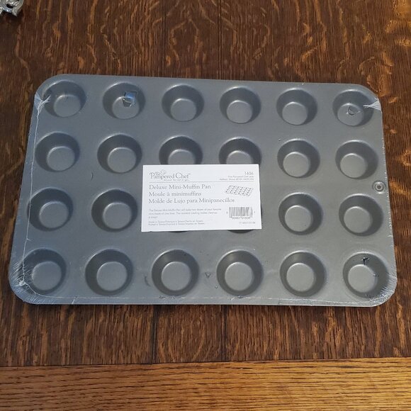 New Pampered Chef Deluxe Mini Muffin Pan Baking Pan for 24 mini treats - Picture 1 of 5